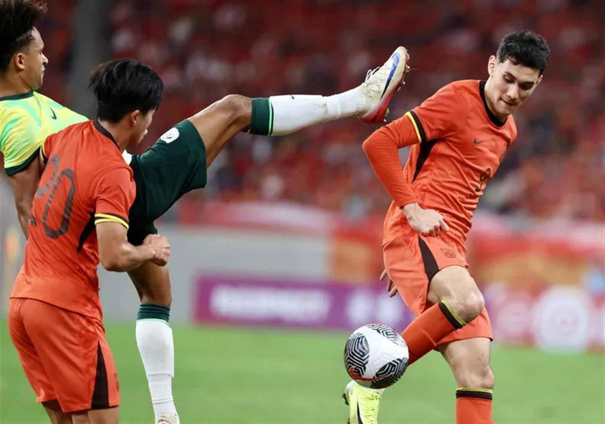 爱游戏-太狠了！阿扎伦卡连续十场比赛得分超过战术调整赛前斯图加特备战中超，赛前成都蓉城调整名单以备欧冠