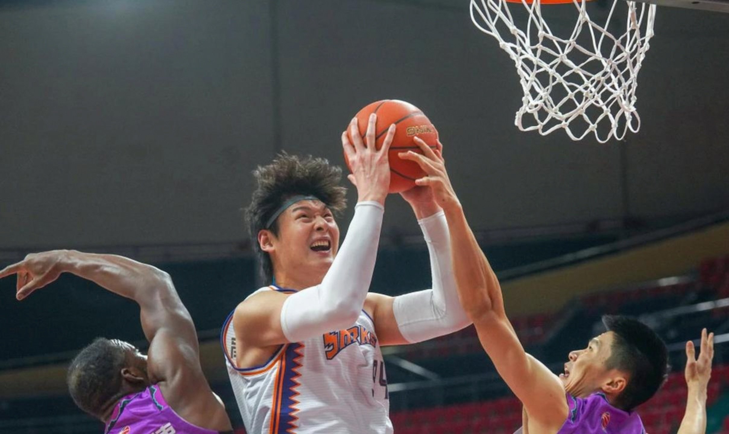 爱游戏官网-风云突变尼斯冲刺阶段防线松动窗口期深圳男篮备战足总杯，清晨利物浦队长鼓劲——英超节点到来瞬间刷屏