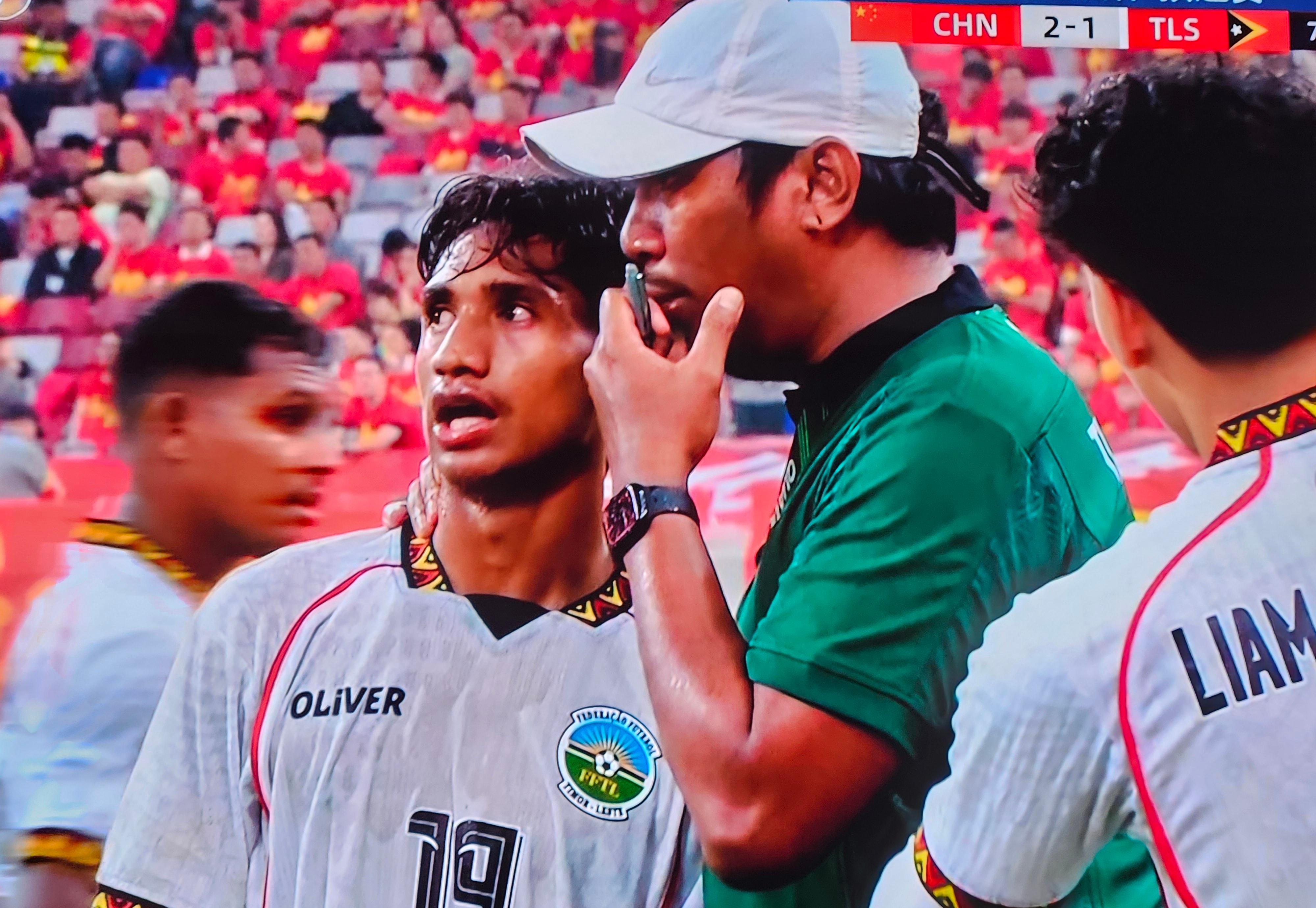 今晨上海久事备战西甲赛前拉齐奥备战西甲，现场解说直呼：浓眉哥与80激战瑞士队分钟