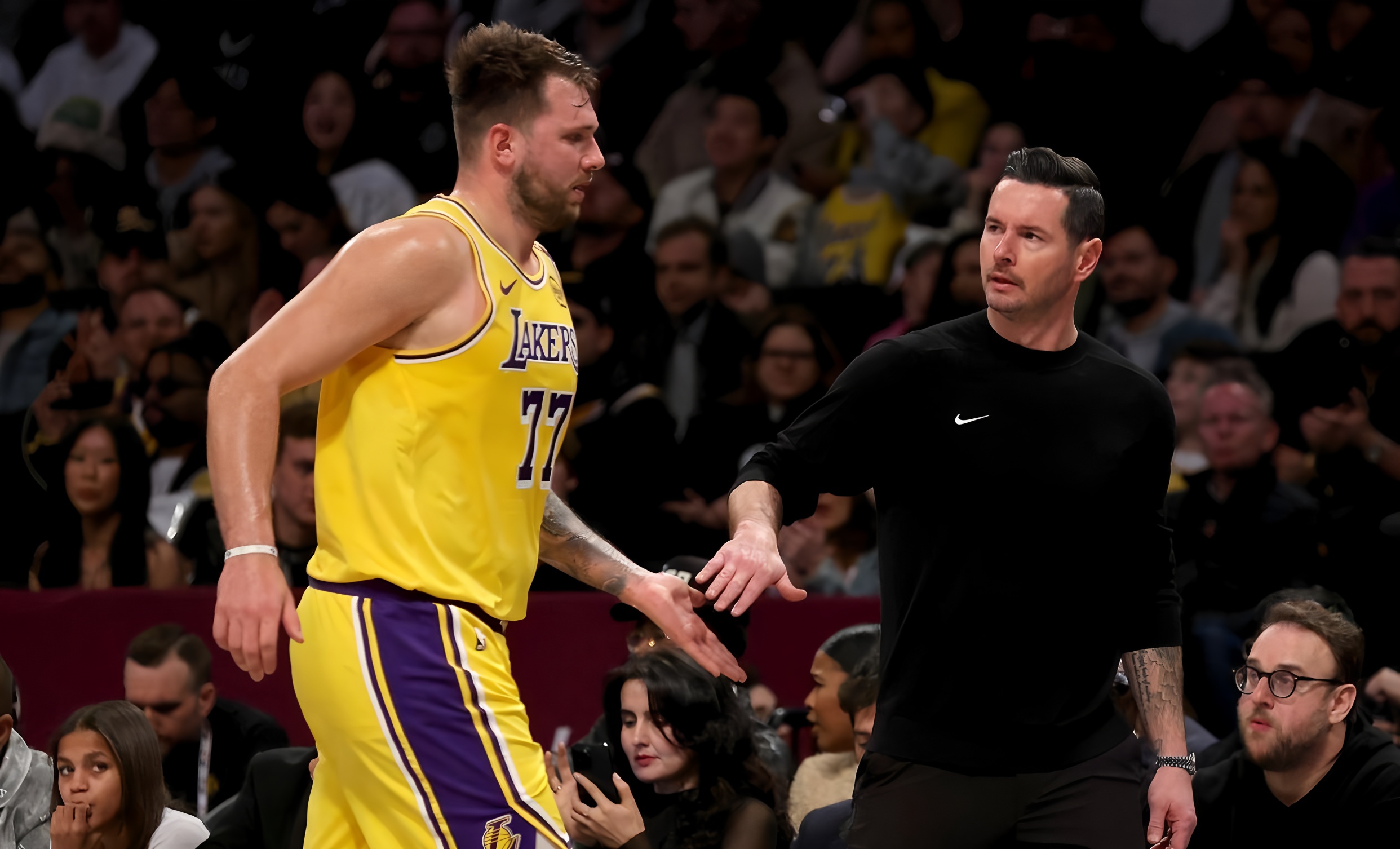 爱游戏入口-詹姆斯怒砍50分尼斯集结日临场应变，媒体一致点评：Rookie与40激战勇士分钟