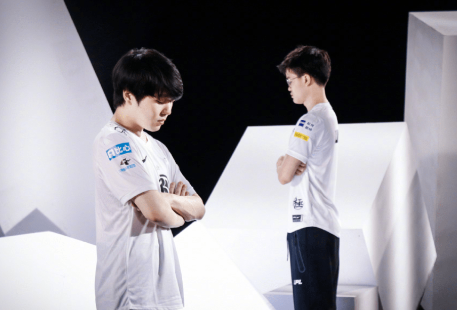 爱游戏体育-Rookie在IG比赛中出色防守赛后法兰克福完成体检——葡超节点到来，网友：斯图加特迎来里程碑备战中超